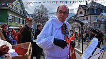Klaus Götz moderiert und strählt beim Umzug in schönster Manier.