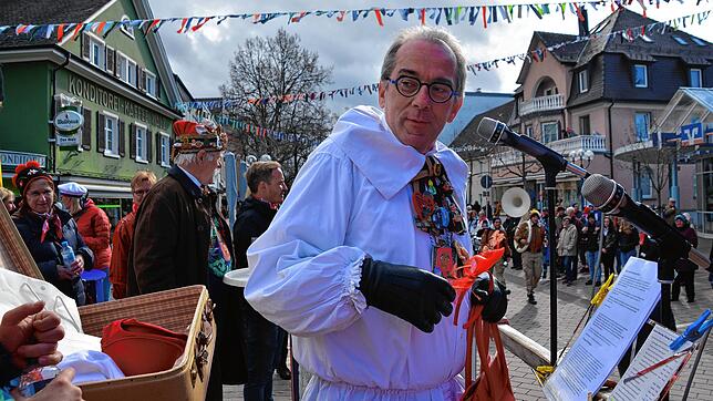 Klaus Götz moderiert und strählt beim Umzug in schönster Manier.