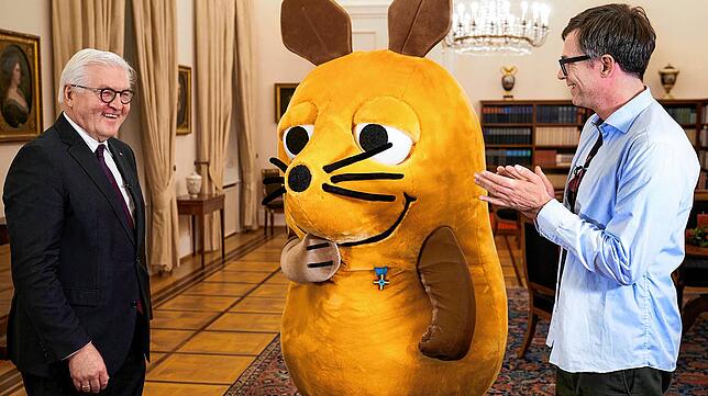 2019 zeichnete Bundespräsident Frank-Walter Steinmeier (links) nicht nur „Sendung mit der Maus“-Moderator Ralph Caspers mit ...