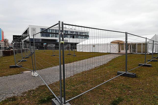 Das Zelt steht bereits: Ab Donnerstag, 25. März, nimmt direkt neben dem Konstanzer Bodenseeforum ein kommunales Testzentrum in privater ...
