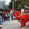 Mit dem Löwentanz sorgte die Wushu-Akademie beim verkaufsoffenen Sonntag in Konstanz auf dem Augustinerplatz für Furore.