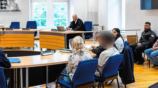 Der Angeklagte sitzt neben seinem Verteidiger im Gerichtssaal des Landgerichts Waldshut-Tiengen. Er hat fast seine ganze Familie ...