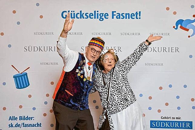 Bild 7: Bilder der SWR-Fasnacht im Konzil: Strahlende Narren vor der SÜDKURIER-VIP-Wand