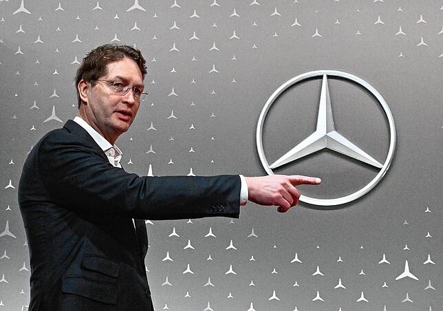 Ola Källenius, der Vorstandsvorsitzende der Mercedes-Benz-Group AG, hat den Autobauer auf Luxus getrimmt. Die Strategie fällt seit ...