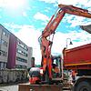 Die Vorarbeiten für den Erweiterungsbau am Klinikum Hochrhein in Waldshut haben diese Woche begonnen. Auf dem Bild entfernt ein Bagger ...