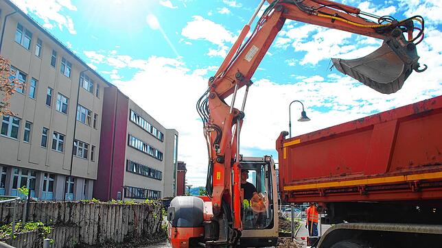 Die Vorarbeiten für den Erweiterungsbau am Klinikum Hochrhein in Waldshut haben diese Woche begonnen. Auf dem Bild entfernt ein Bagger ...