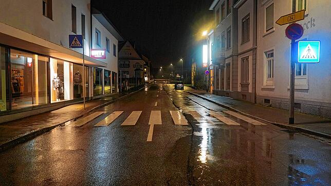 Bad Säckingen in einer Lockdown-Nacht im Dezember 2020 &ndash; ohne Fußgänger &ndash; ohne Autos. Wie leergefegt. Seit heute gilt wieder ...