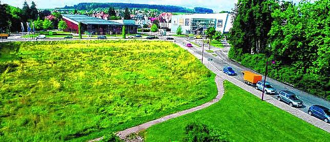 Auf dieser Wiese standen einmal die alte Tonhalle von Villingen und die Schreinerei Jordan. Sie soll nun in den nächsten Jahren bebaut ...