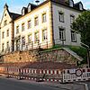 In dieser Woche wurde ein Teil der Mauer mit Betonleit-Elementen gesichert. Das ist freilich nur eine Notlösung. Das Mauerwerk muss an ...