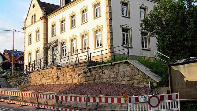 In dieser Woche wurde ein Teil der Mauer mit Betonleit-Elementen gesichert. Das ist freilich nur eine Notlösung. Das Mauerwerk muss an ...