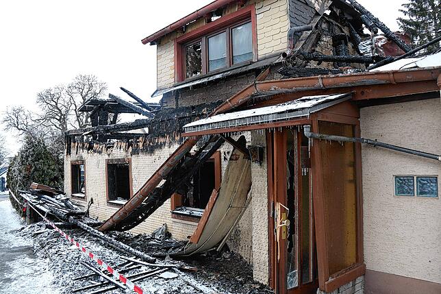 Von dem alten Haus in der Herdstraße in Mönchweiler stehen nach dem Brand im Wesentlichen nur noch die Wände des Erdgeschosses.