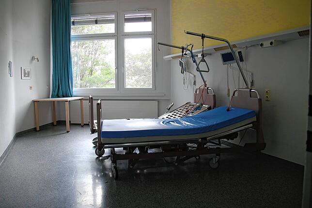 Blick in ein Patientenzimmer: Eine Matratze sowie Bettbezüge fehlen.