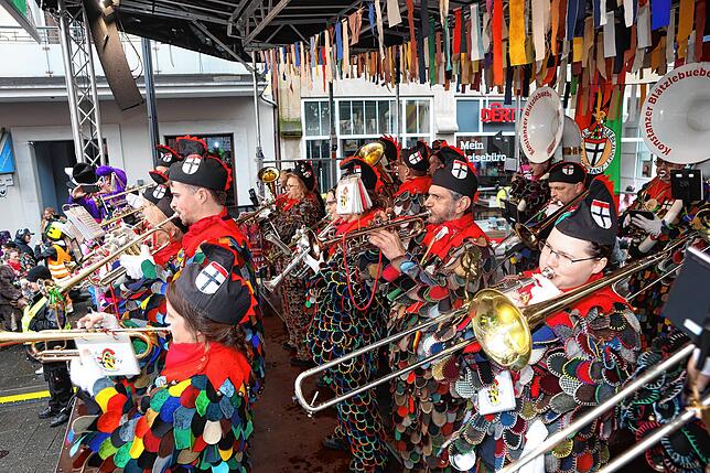 Bild 18: Fasnacht 2025 in Konstanz: Diese Bilder zeigen das bunte Narrentreiben auf der Marktstätte!