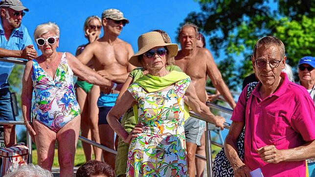 Jürgen Legner (rechts) hatte mit Mitstreitern von der Initiative Strandbad Friedrichshafen versucht, den Umbau zu verhindern. Mit dem ...