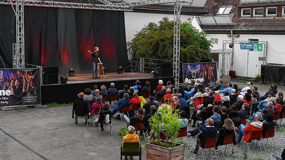 Bild : Uli Boettcher unter freiem Himmel: Kabarett geht auch in Zeiten von Corona