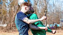Einen harten Kampf lieferte die DJK Villingen (Noah Schade, links) dem FC Bräunlingen (Ebrar Samcar). Trotzdem setzten sich die Gäste ...