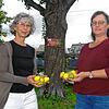 Brigitte Bautze (links) von der Lokalen Agenda und Jeannette Klingbeil hatten die Idee, in Allensbach Probierbäume zu markieren &ndash; ...