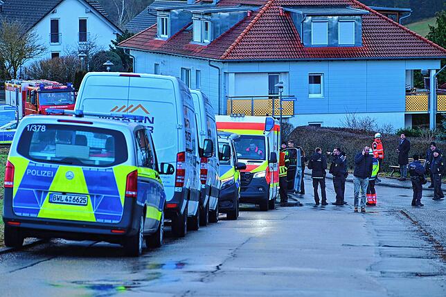 Die Straße in Unterkirnach, an der das verbarrikadierte Haus liegt, ist weiträumig gesperrt.