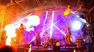 Koenix, die fünf Musiker und ihre Tänzerinnen, bieten eine Show mit jeder Menge Feuer und rockiger Mittelaltermusik. Foto: Koenix