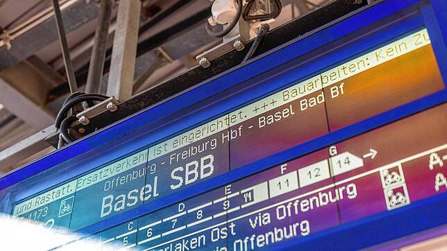 Eine Anzeigetafel am Bahnhof Baden-Baden weist am 13. August auf den Schienenersatzverkehr der Rheintalbahn hin. Eine verzögerte ...