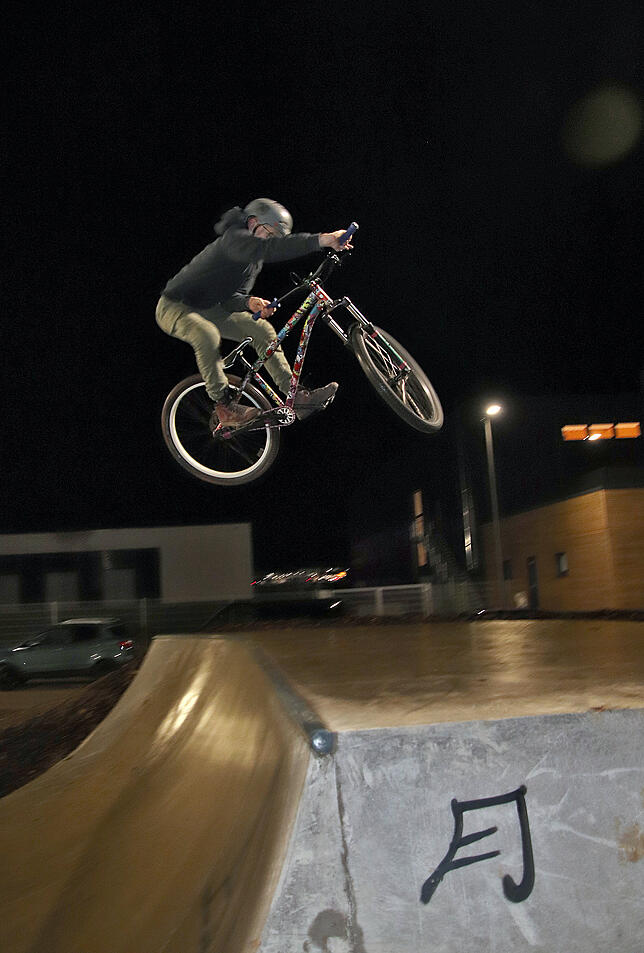 Auch Dirt Bike- und BMX-Fahrer kommen hier auf ihre Kosten. Mit diesen Fahrrädern sind an den Rampen hohe Sprünge möglich.