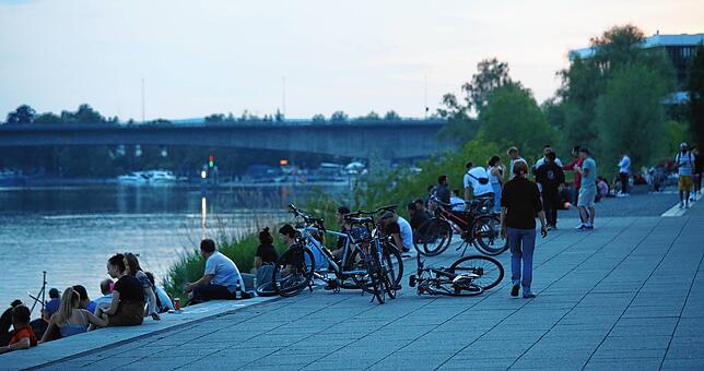 Verantwortlich für die Zerstörungen in Stuttgart sind nach Polizeiangaben Randalierer aus der „Partyszene“. Auch im ...