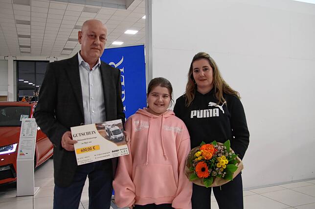 Justyna (rechts) und Julia Bortliek aus Waldshut-Tiengen freuen sich über einen Gutschein für Wohnmobilerlebnistage im Wert von 600 Euro ...