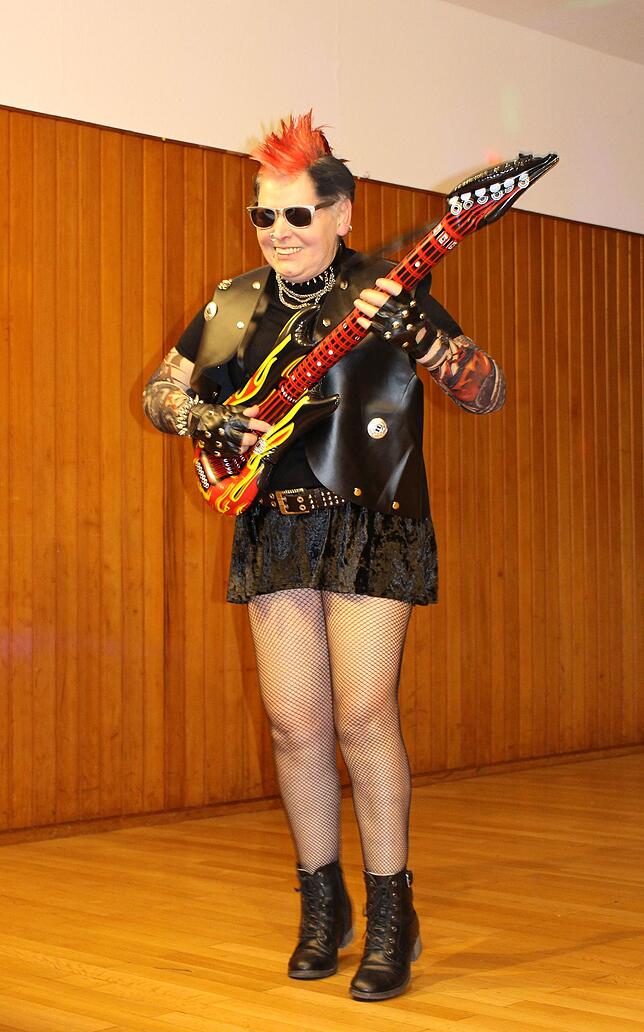 Ein Knaller zum Schluss: Ursula Haiß als Rocker-Puppe.