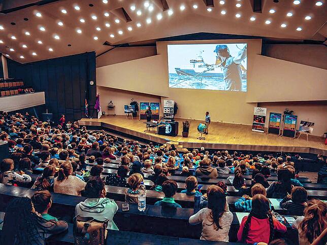 Voller Hörsaal: Boris Herrmann erzählte von seinen Meererfahrungen bei der Geomar Kids University in Kiel mit dem Wissenschaftler Toste ...