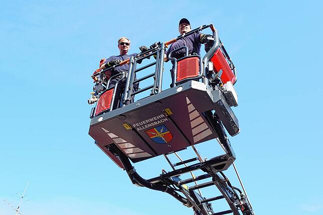 Stolz prangt auf der Unterseite des Korbes das Allensbacher Wappen. Mike Fröhlich und Frank Fischer genießen von oben die Aussicht.