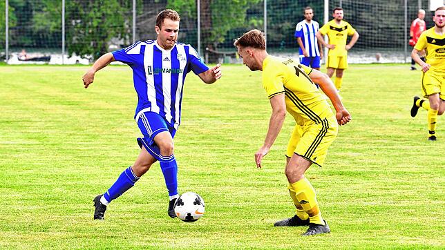 Volle Kraft voraus: Julian Bächle (links, auf dem Archivbild vom Pokalspiel in Schwörstadt) drehte beim 6:1-Erfolg der SG ...