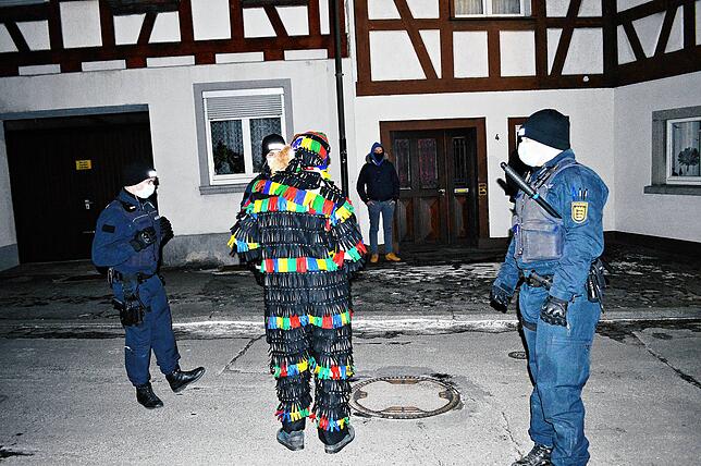 Legte sich am Samstag mit Polizisten an: Ein junger Mann im Häs der Überlinger Narrenzunft.