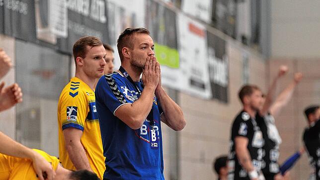 Irgendwann muss Schluss sein: Der Konstanzer Trainer Jörg Lützelberger (in blau) wehrt sich gegen Rostocker Vorwürfe und seltsame ...