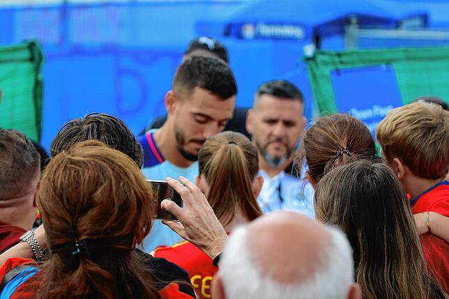 Bild 20: Die Fans stimmen die Spanier auf das Finale ein – wir haben Bilder!