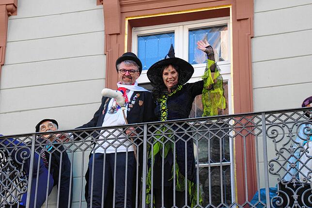 Bild 31: Närrisches Treiben beim Schließen von Rathaus und Banken