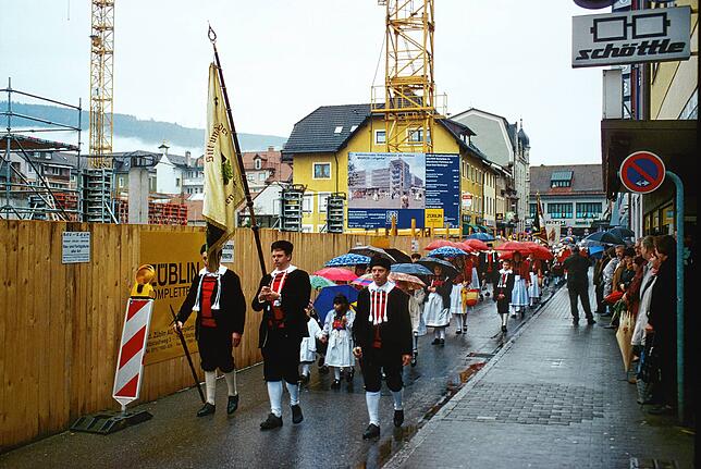 Aufgrund regnerischen Wetters führte der Prozessionsweg bei Fridolinsprozession mit der Fridolinsschrein durch die Schützenstraße, an ...