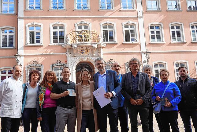Mit Unterstützern stehen OB-Kandidat Martin Gruner und seine Ehefrau Iris Dörffeldt (Mitte) vor dem Einwurf der Bewerbung am Samstag, 6. ...