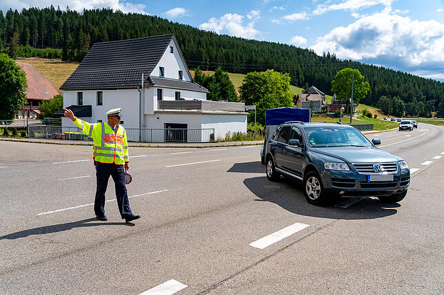 Hauptkommissar Klaus Bayer winkt dieses Fahrzeug zur Kontrolle auf den Parkplatz heraus. Er war zwar nicht zu schnell, aber die Beladung ...