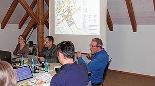 Diplom-Ingenieur Elmar Maier (rechts) präsentiert bei der Gemeinderatssitzung den neuen Bebauungsplan für Lienheim. Bild: Henry Panzer