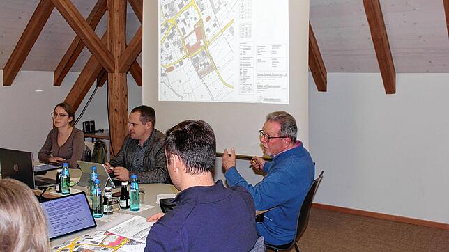 Diplom-Ingenieur Elmar Maier (rechts) präsentiert bei der Gemeinderatssitzung den neuen Bebauungsplan für Lienheim. Bild: Henry Panzer
