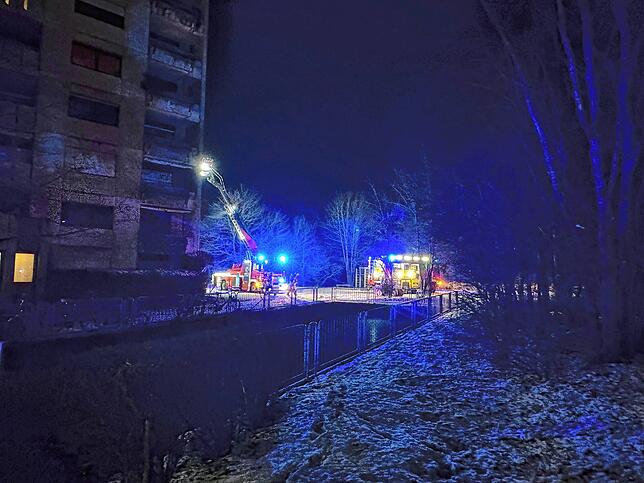 Am Samstagmorgen ist es in der Schauinslandstraße zu einem weiteren Feuerwehreinsatz gekommen. Im Eingangsbereich eines Hochhauses ...