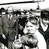 Kurt Georg Kiesinger 1969 per Hubschrauber im Frankenmatt-Stadion: An seiner linken Schulter Eberhard Leber, an der rechten Klaus ...