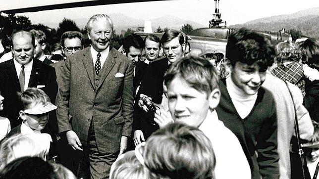 Kurt Georg Kiesinger 1969 per Hubschrauber im Frankenmatt-Stadion: An seiner linken Schulter Eberhard Leber, an der rechten Klaus ...