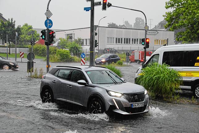 Bild 4: Heftiges Unwetter im Hegau: Auch Autos schwimmen davon!