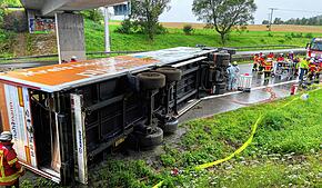 Ein Lastwagen ist am Montagmorgen auf der Autobahn 81 bei Hilzingen umgekippt und hat für einen stundenlangen und kilometerlangen Stau ...