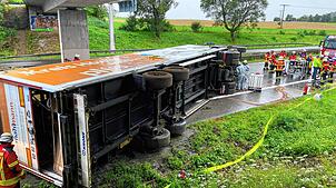 Ein Lastwagen ist am Montagmorgen auf der Autobahn 81 bei Hilzingen umgekippt und hat für einen stundenlangen und kilometerlangen Stau ...