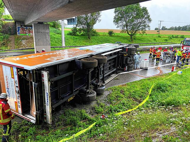 Zahlreiche Feuerwehrleute sicherten die Unfallstelle ab.