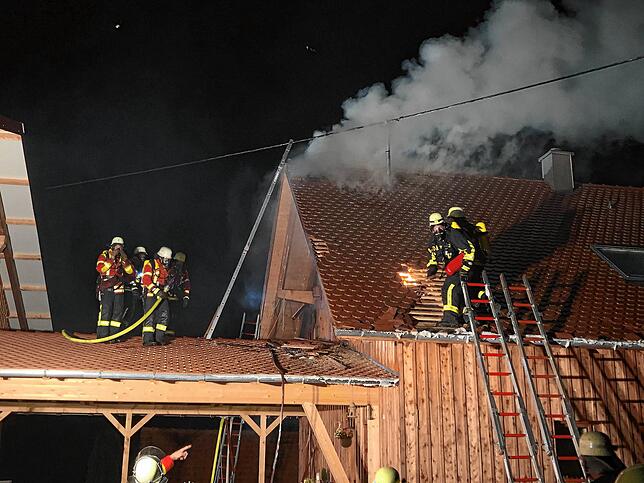 Immer wieder mussten die Atemschutztrupps neue Glutnester löschen, weil sich das Feuer auch unter die Dachziegel ausgebreitet hatte. Die ...