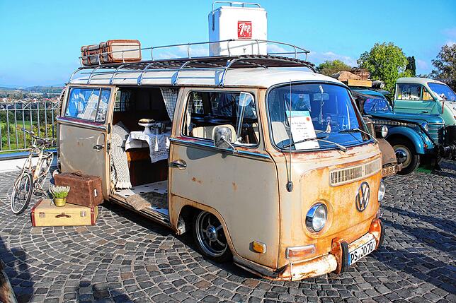 Außen pfui, innen hui: Mit viel Liebe zum Detail eingerichtet ist dieser VW T2 a Deluxe aus dem Jahr 1970.