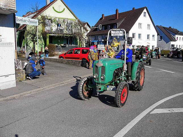 Zwei dicke Karpfen an diesem Traktor behaupteten frech: Mir sind au Alet. Am Steuer saß Bernhard Ehenhofer. Bild: Thomas Zoch